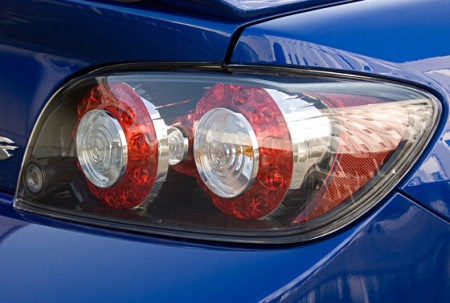 Az új Mazda RX-8 hátsó lámpái az eddigi egy kör motívum helyett kettőt tartalmaznak és még több energiatakarékos, illetve hosszú élettartamú ledet találunk bennük. 