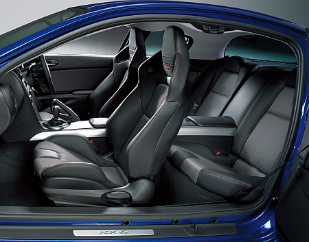 Mazda RX-8 RS, Recaro sportülésekkel, melyek a kanyarvadász autóban szorosan tartják a testet.