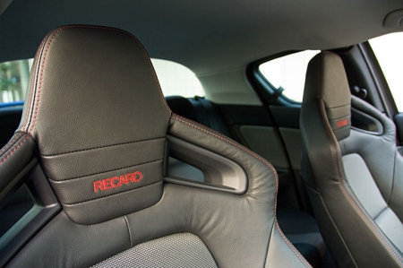 A korábbi harmadik generációs nagy elődnek, a Mazda RX-7 FD-nek is létezett RS különkiadása. A Recaro sportülések valószínűleg az új RX-8 esetében is RS kivitel sajátosság maradnak. 