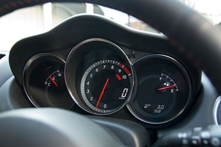 Az új Mazda RX-8 műszerfalán a legnagyobb változás, hogy a fordulatszámmérő piros sávjának helyzete a RENESIS hőmérsékleti viszonyait figyelembe véve módosul, illetve eltűnt az olajnyomás jelző óra.