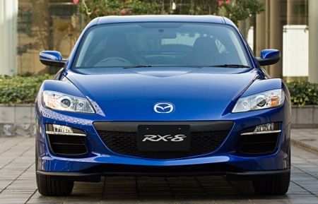 A Mazda RX-8 F/L új első lökhárítókat kapott, szögletesek lettek a ködlámpák, illetve valamivel nagyobbak az olajhűtők légbeömlő nyílásai.