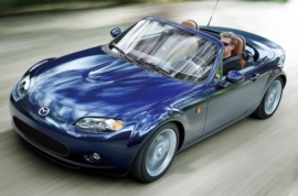 MAZDA MX-5 összecsukott keménytetővel