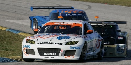 A Mazda RX-8 és a mögötte érkező speciális pályaversenyautó között valószínűleg egy gombostűt sem lehetne leejteni.
