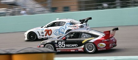 A célegyenesben a Mazda RX-8 GT és a Porsche GT3. Mindössze 0.103 másodperc különbséget mértek a két autó között.