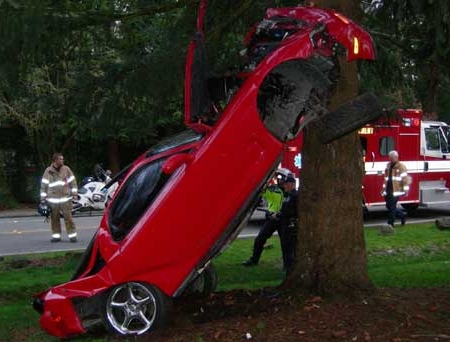 A vizsgálatok szerint 115 km/h sebességgel haladt a Mazda RX-7 az ütközés előtt a kanyarban.