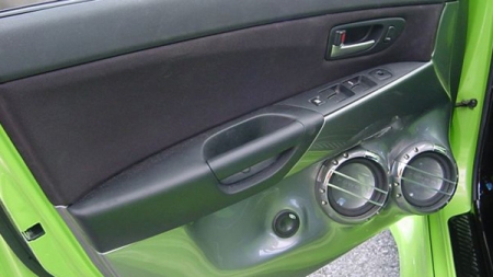 Az ajtónként két-két darab Rockford Fosgate 13 cm-es T152S POWER mélyközépsugárzó, és egy-egy magassugárzó került elhelyezésre, az egyedi panelban.