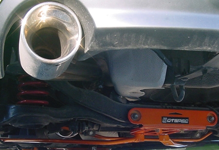 Jól látszik a képen a Mazda3 Sport erősített felfüggesztés bekötése.