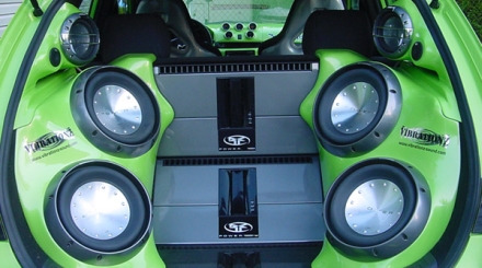 A 4 darab 10 collos Rockford Fosgate T110D2 POWER mélysugárzó és a két 20001bd digitális mono erősítő.  