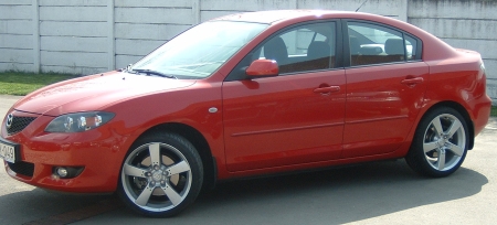 Mazda3 18 coll átmérőjű RX-8 könnyűfém keréktárcsákkal.