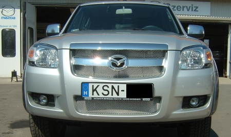 Mazda BT-50 módosított hűtőnyílás rácsozással.