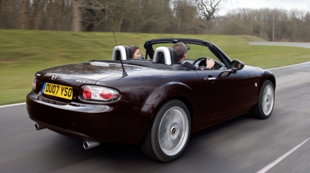 Szerethető élményautó, az ebben a műfajban szinte kötelező egyediséggel: Mazda MX-5 ZSport.