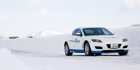 Mazda RX-8 Hydrogen RE teszt Hokkaido szigetén, Muroran közelében.