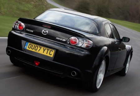 Mazda RX-8 Kuro korlátozott darabszámú modell elemében a kanyargós országúton.