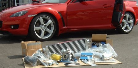 A Mazda RX-8 és a turbó szett. A Mazda RX-8 és a turbó szett.