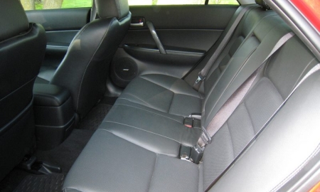 Hátul ülni sem rossz a Mazda6 MPS-ben, de feszítsük be a nyakizmainkat ha sofőr hajtós kedvében van!