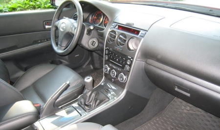 A Mazda6 műszerfal már alapvetően is sportos, így kicsit feldobva a nagyteljesítményű MPS-ben is megállja a helyét.