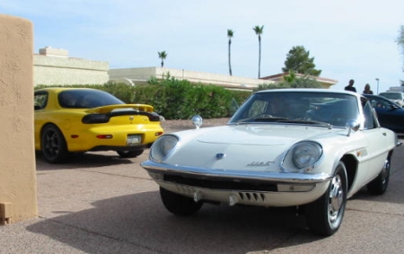 A Cosmo-tól balra látható Mazda RX-7 FD3S-sel az arizonai wankel klub elnöke, Tim Eull érkezett az indulás helyszínére.