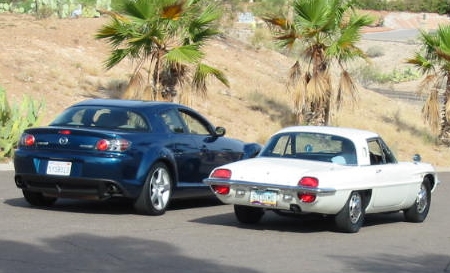 Szinte óriásnak hat a mai idők egyik sportautója, a Mazda RX-8, a 60-as évekbeli Mazda CosmoSport mellett.