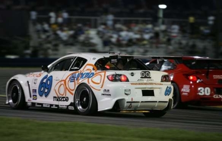 Előzés közben a Mazda RX-8 GT.