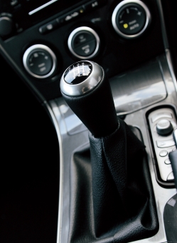 Aki nincs hozzászokva a sportos váltókhoz, annak először szokatlan lehet a Mazda6 MPS határozott kezet igénylő, de tökéletes szerkezete.