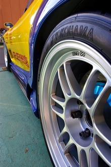 Enkei felnik, Yokohama Advan abroncsok és egy profi Mazda RX-7 FD3S.