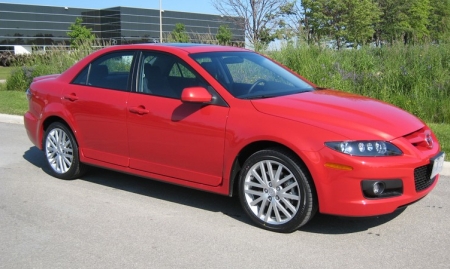 A valóságban azért agresszívabbnak hat a Mazda6 MPS, mint a képeken, de így sem hivalkodik képességeivel.