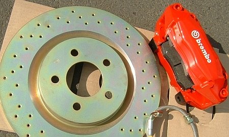 A Brembo GT szettben a féktárcsák mellett a négydugattyús féknyergek és a fém fékcsövek is benne vannak.