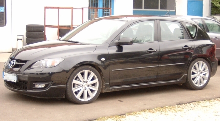 Jól látható, hogy ez a Mazda3 MPS közelebb áll a földhöz.