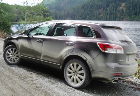 Nemcsak a tájban, a Mazda CX-9 látványában is lehet gyönyörködni. (Persze jobb lenne ha tiszta lenne.)