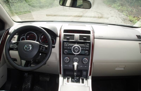 Rengeteg szolgáltatása ellenére egyszerű és letisztult a Mazda CX-9 műszerfala.