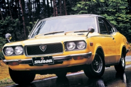 Mazda RX-3 Savanna. A japán verziót 1975-ig a 10A 0866 motor hajtotta, csak 1975-ben a Savanna GT-ben jelent meg az amerikai modellekben használt nagyobb 12A motor