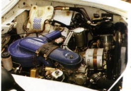 Mazda R130 Luce Rotary motortér a 13A forgódugattyús motorral.