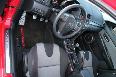 A Mazda3 MPS sportos hangulatú, minőségi beltere.