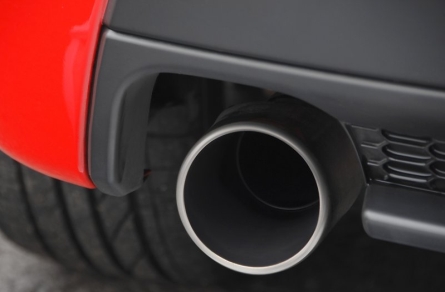 Kályhacső méretű kipufogóvég a Mazda3 MPS hátulján.