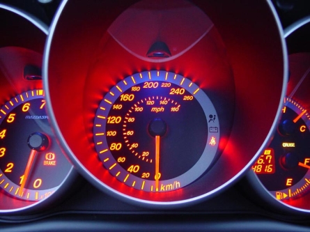 Mazda3 MPS műszerfal, teljes kivilágításban.