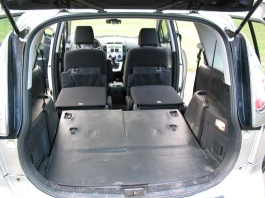 A Mazda5 mindkét hátsó üléssorát lehajtva hatalmas rakteret nyerhetünk.