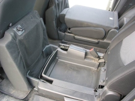 A Mazda5 középső üléssorában az ülőlapokat felhajtva rakodóhelyeket találunk.
