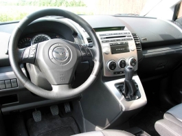 A Mazda5 igényes műszerfala.