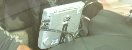 A monitor a Mazda RX-8 műszerfalának tetejére rogzítve