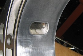 Periférikus kipufogónyílás elhelyezés a 13B wankel motorban. A kép alapján is megállapítható hogy a rotor által vezérelt nyílás szinte azonnal teljes szélességében nyílik, csak a rotor minimális elfordulására van szükség a nyitás kezdetétől.