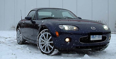 Lehet akár tél vagy nyár, a keménytetős Mazda MX-5 Kupé-t mindig élmény vezetni.