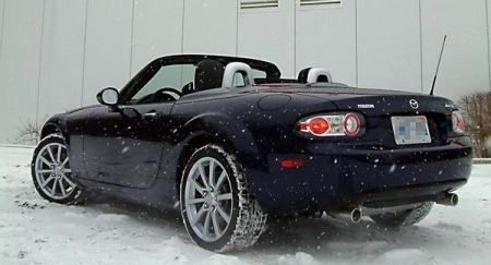 Bár nem túl huzatos a Mazda MX-5, azért télen nem ajánlott nyitott tetővel közlekedni.