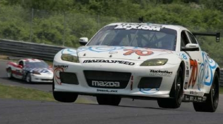 A két literes forgódugattyús motorjával a V8-as Chevrolet Corvette előtt a Mazda RX-8 GT versenyautó.