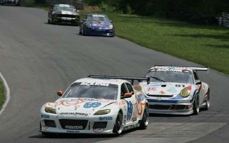 A Mazda RX-8 GT nyomában egy Porsche 911 GT.