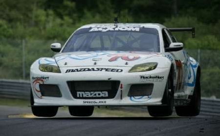 A határon autózva, mind a négy kereke a levegőben a Mazda RX-8 GT versenyautónak.