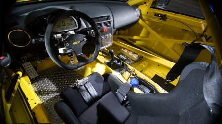 Minden egyes gramm számít, így csak a legszükségesebb felszerelések maradtak meg a Mazda RX-8 utasterében, így kompenzálva részben a bukócső miatti súlynövekedést.