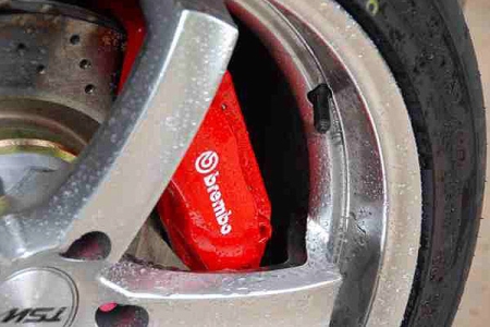 A 19 collos felnik mögötti látvány sem mindennapi, a tűzpiros 4 dugattyús Brembo féknyereggel és a 335 mm átmérőjű lyuggatott féktárcsákkal.