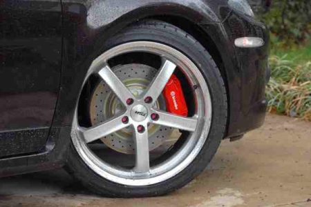 A gyárinál 1 collal nagyobb átmérőjű TSW Nogaro 19x8 collos könnyűfém kerekek kerültek a Mazda6 MPS-re
