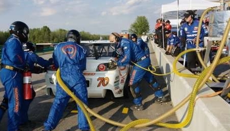 A gyors és helyes boxstratégia még a legjobb autó és pilóta mellett is sokat segít a jobb helyezés elérésében.