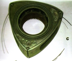 Mazda RX-8 Renesis rotor (forgódugattyú). Az RX-8 rotorjának alakja közelebb áll egy háromszöghöz, mint az RX-7-é.